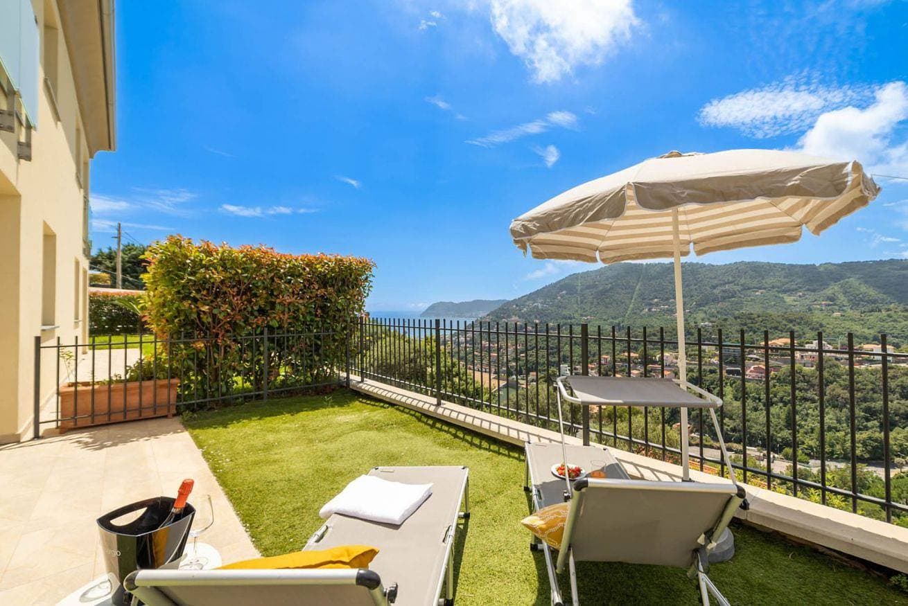 Foto 4 von 26: Serenity - Schwimmbad und Parkplatz in Alassio