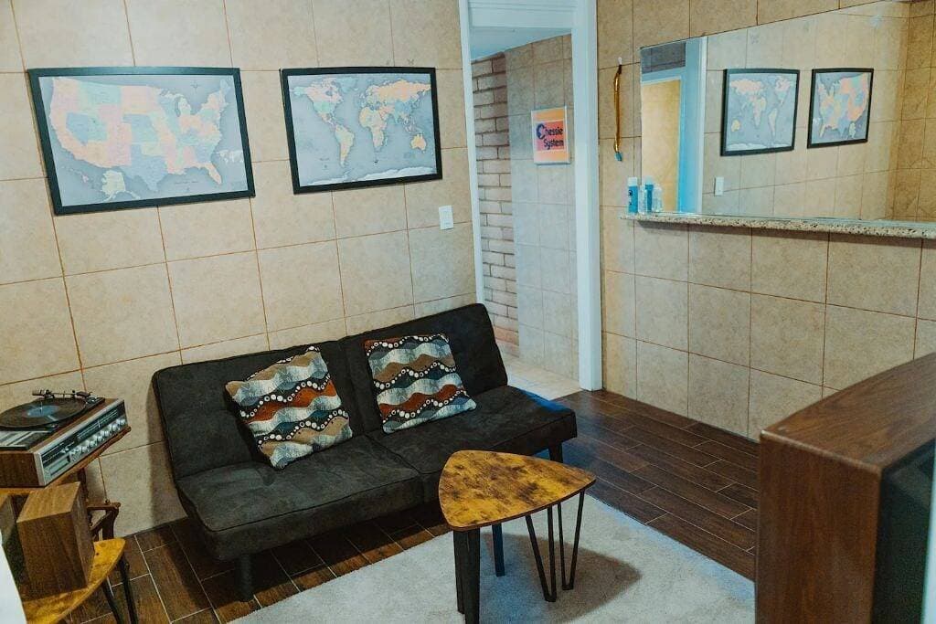 Foto 4 von 20: Retro Comfortable Studio w/Private Entrance #3 🐶