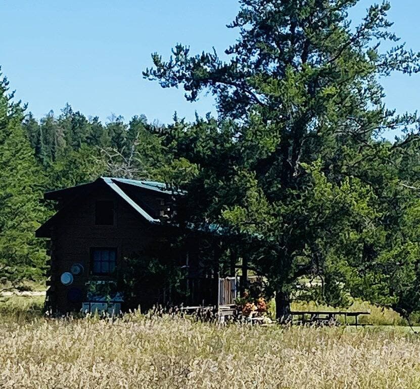 Foto 4 von 10: Kleine rustikale Hütte im Black Lantern Resort
