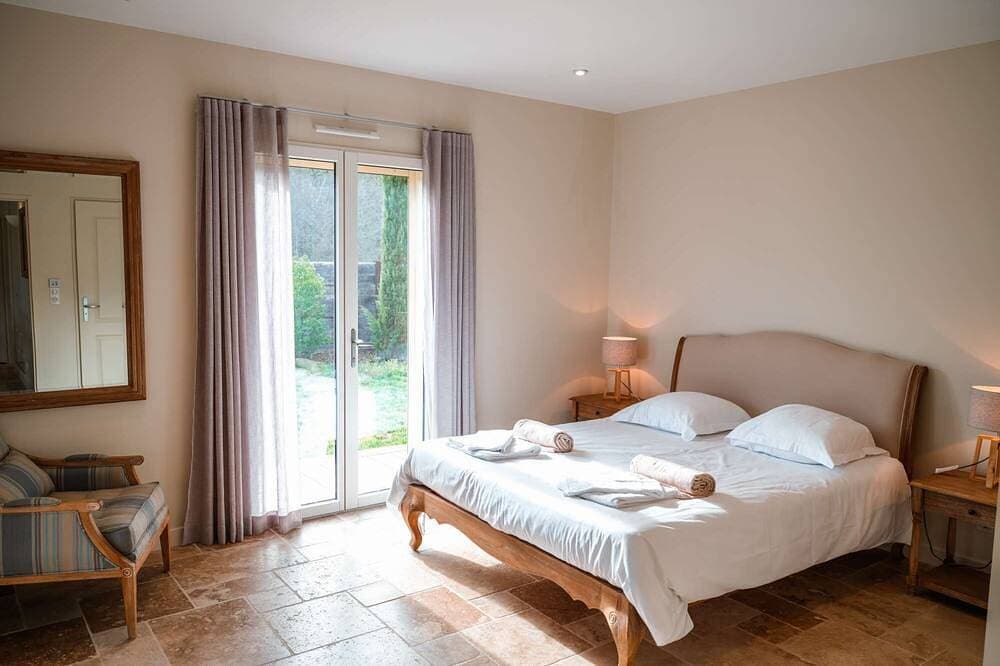 Foto 3 von 29: Sehr privat Hochspezifische 4 Schlafzimmer Villa mit Pool und Garten