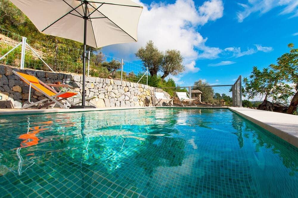 Idyllisches Haus am Berg mit herrlicher Aussicht und Pool 1