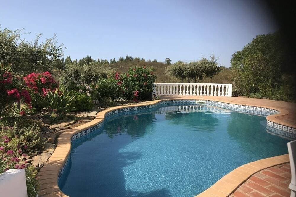 Ein besonderes Cottage mit eigenem Pool, herrlichem Grundstück, herrlicher Aussicht. 1