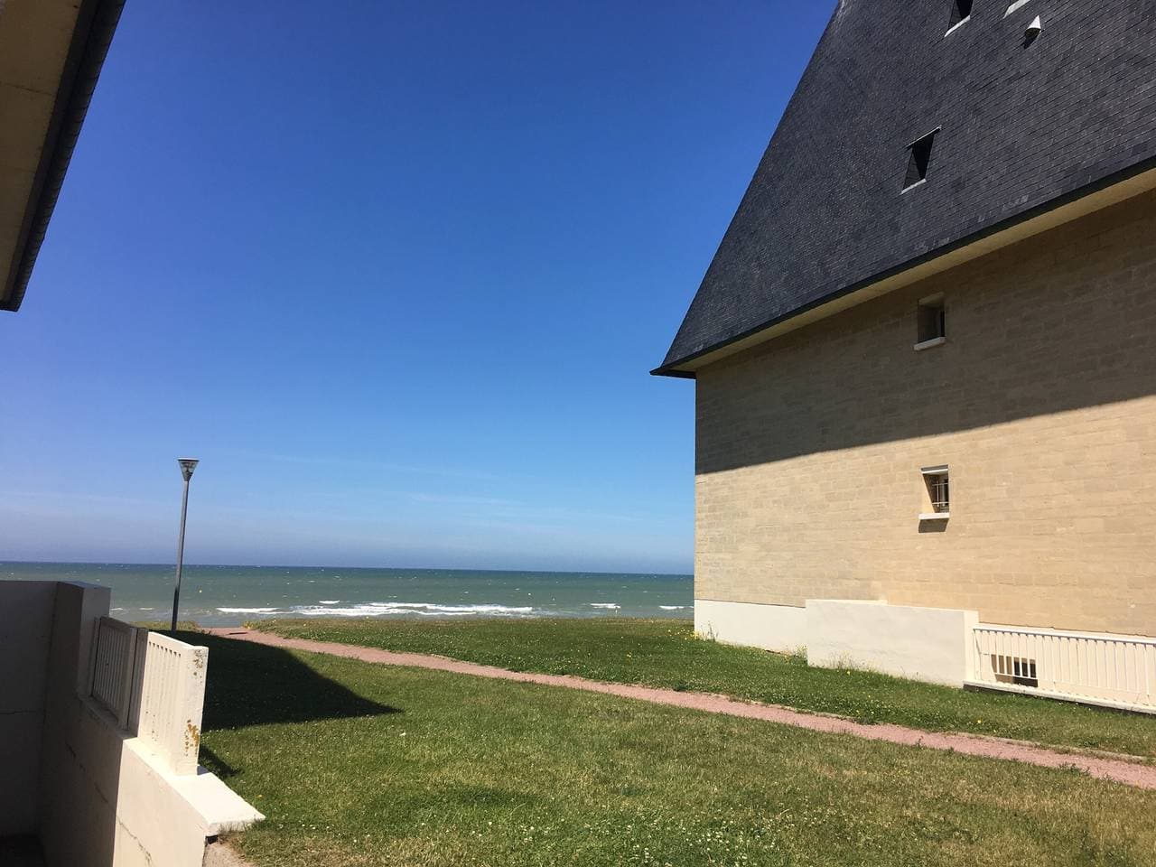 Foto 12 von 13: 2-Zimmer-Wohnung mit Meerblick, Loggia, Parkplatz und voller Ausstattung