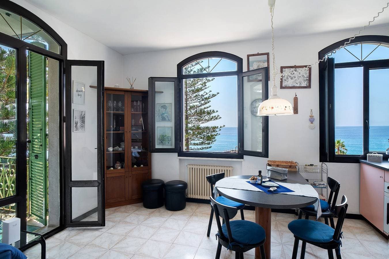 Foto 9 von 22: Ferienwohnung 'Wunderschöne Wohnung am Meer Chez Monique' mit Meerblick, privater Terrasse und WLAN