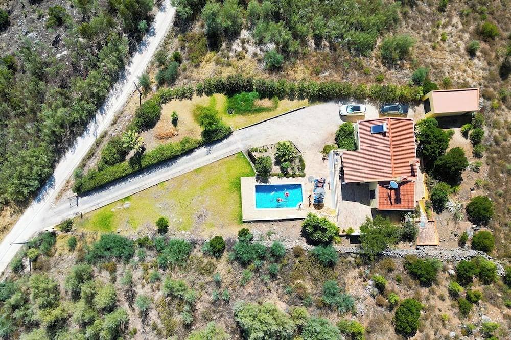 Foto 13 von 21: Bergseite Villa mit Blick auf die Küste, ideal zum Entspannen, komplett mit Pool.