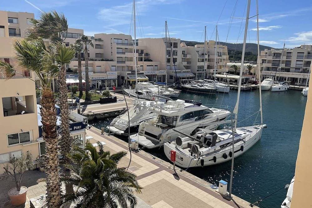 Foto 12 von 16: Geräumige 2-Zimmer-Wohnung, Blick auf die Honour Dock