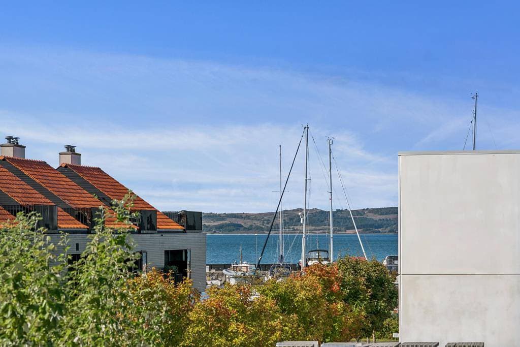 Foto 2 von 19: Zentral gelegene Stadtwohnung am Hafen von Ebeltoft mit Aussicht vom Wohnzimmer und der Dachterrasse