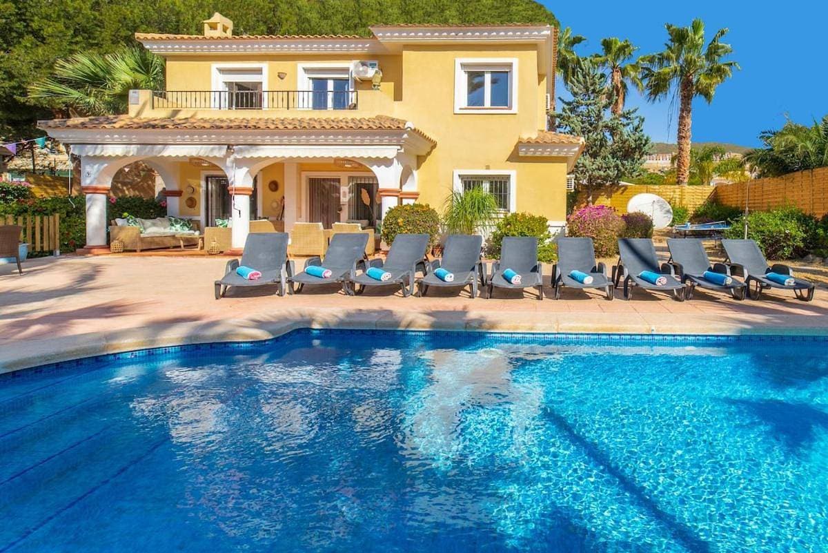 4 Bedroom Luxury Villa with Heated 15m Pool For Up-To 10 Guests 1