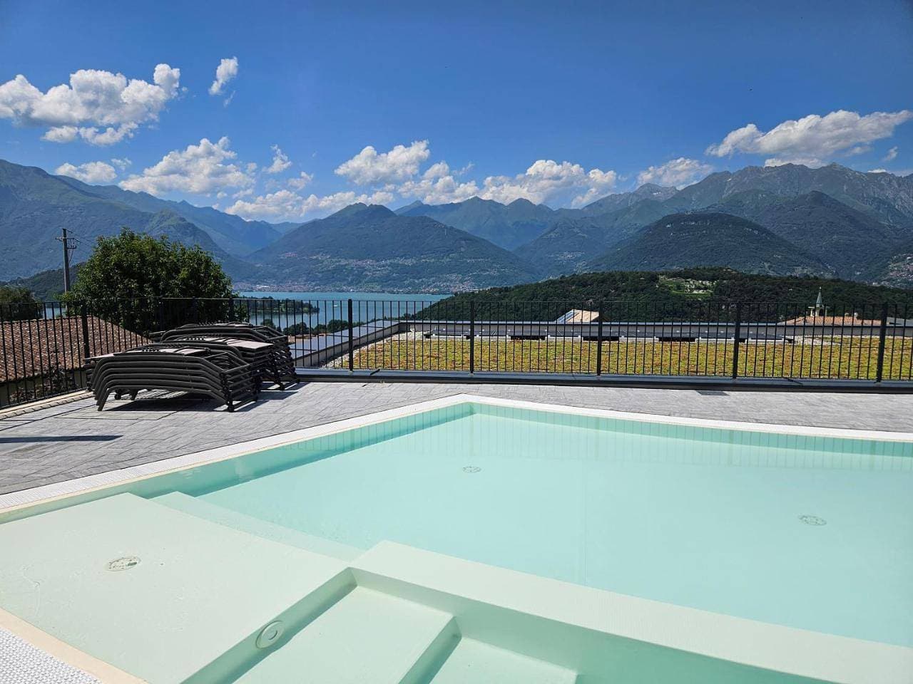 Foto 9 von 25: Two-Bedroom Apartment with Lake View