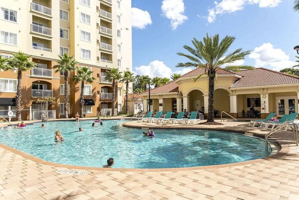 Foto 6 von 23: Premium-Universal Studios King Bed Resort Suite, Free Parking,Full Kitchen, Pool