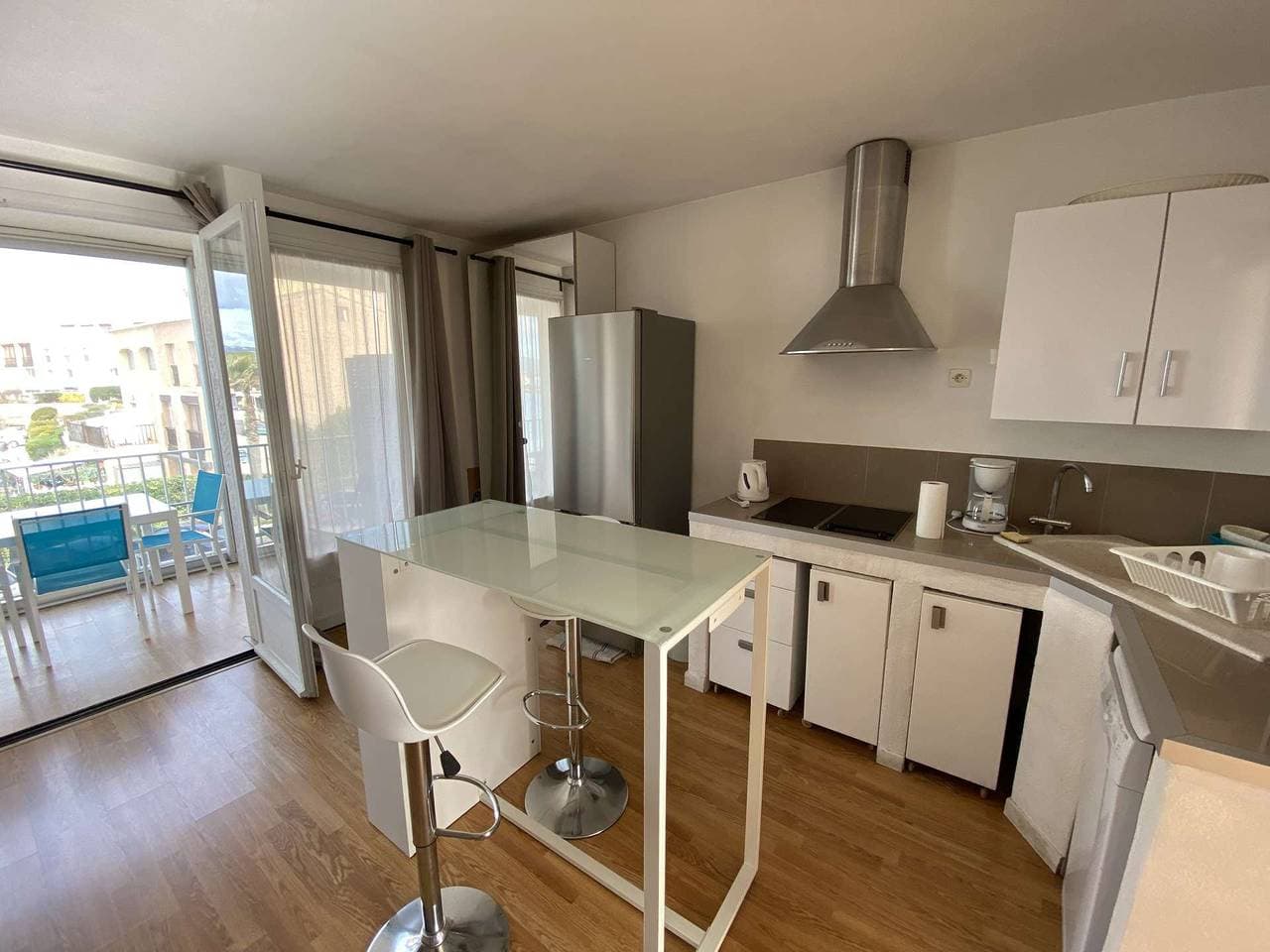 Foto 3 von 7: Wunderschönes Apartment mit einem Schlafzimmer und Meerblick Strände, Geschäfte und Restaurants sind zu Fuß erreichbar.
