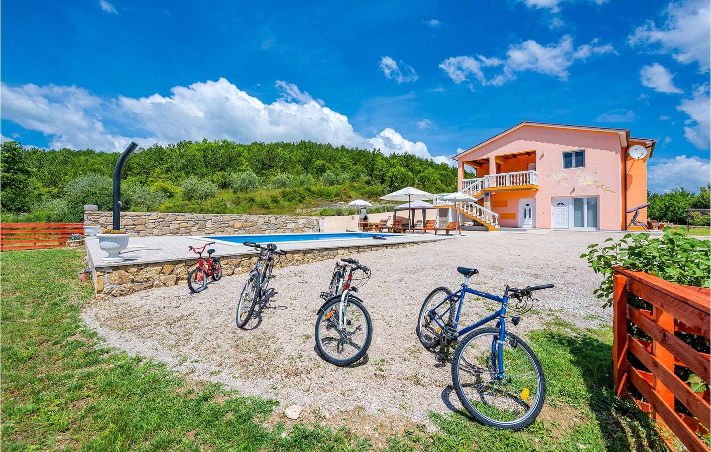 Sonnige 2-Zimmer-Wohnung mit Pool, WLAN und Terrasse 1