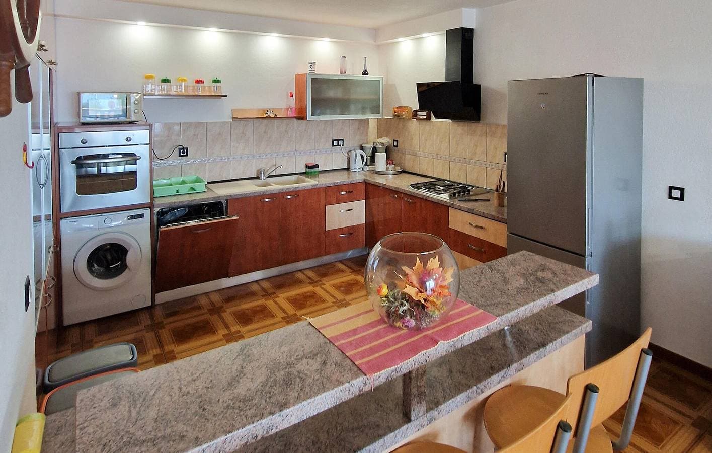 Foto 2 von 21: Charmante Unterkunft, 2 km vom Strand entfernt: 90 m² große Wohnung mit Pool und Terrasse