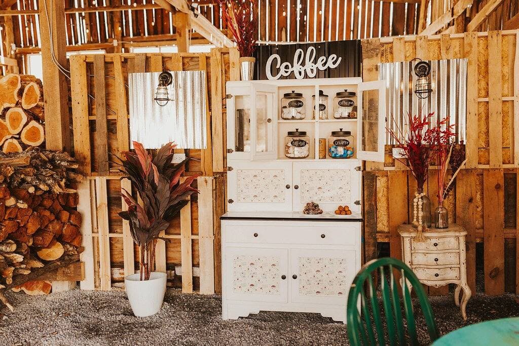 Foto 7 von 39: Romantic Goat Farm Tiny House w Sauna, Outdoor Tub
