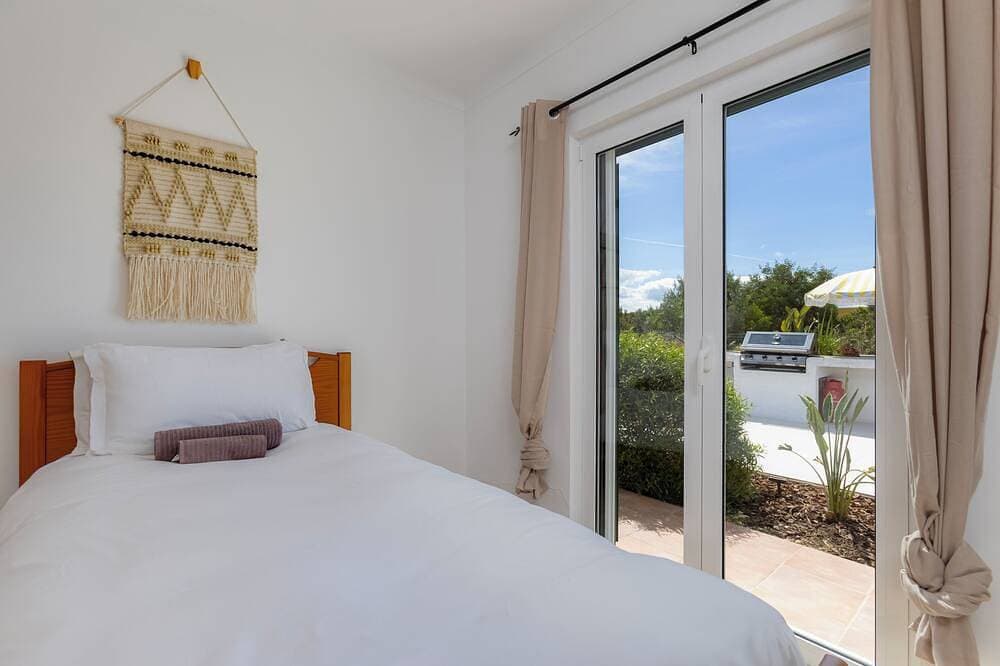 Foto 7 von 30: Rustic Chic Villa with solar heated Pool five minutes from the beach!