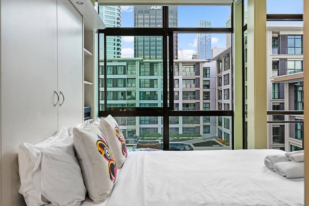 Foto 4 von 16: Waterside Studio Apt | Viaduct Views | Balcony