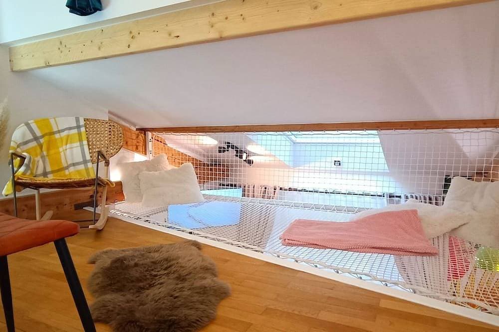Foto 4 von 27: Gemütliches Apartment mit Whirlpool-Badewanne im Schlafzimmer und Katamaran-Netz