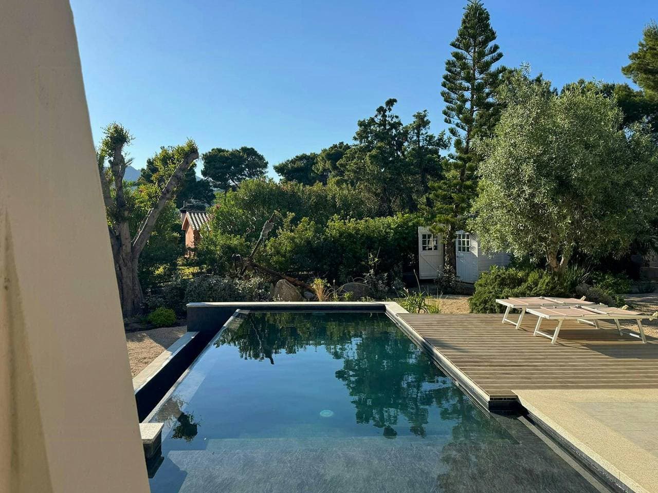 Foto 3 von 50: Architektenvilla mit Pool inmitten von Olivenbäumen