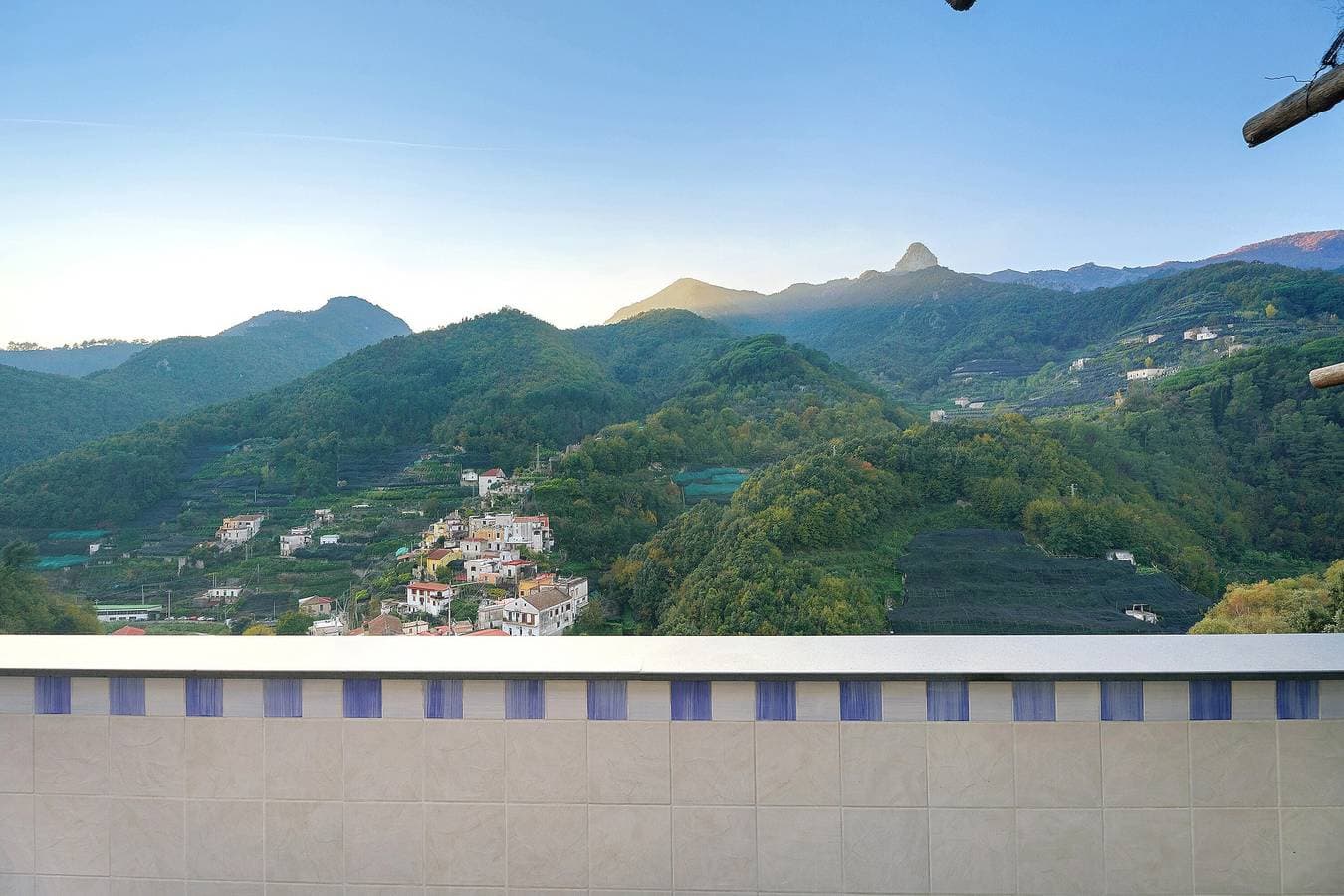Foto 3 von 36: Ferienhaus 'Vincanto Maiori Amalfi-Küste' mit Bergblick, WLAN und Klimaanlage