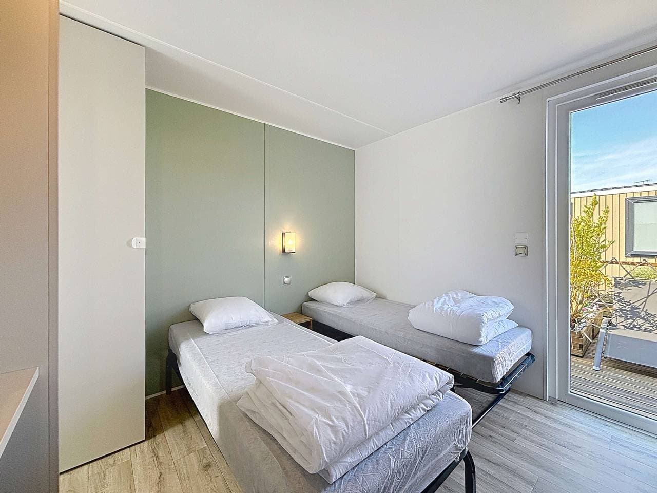 Foto 11 von 22: Mobil-Home Grand Confort, 4 Pers., 2 Ch., 2 SdB, Piscine Chauffée & Proche Mer