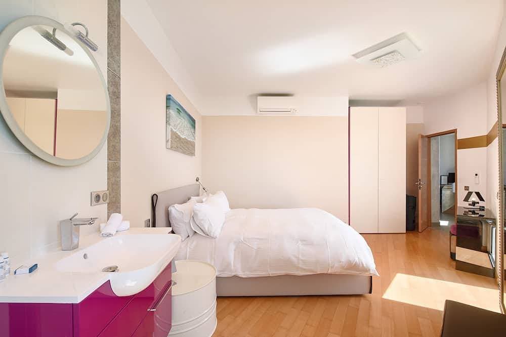 Foto 4 von 23: SunlightProperties: Splendid: Villa, 4 Bedroom/ 3 bath, jacuzzi, heated pool