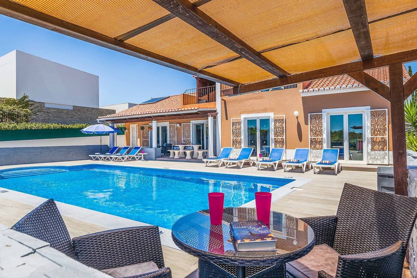 Foto 4 von 18: Villa für 8 Personen mit Terrasse
