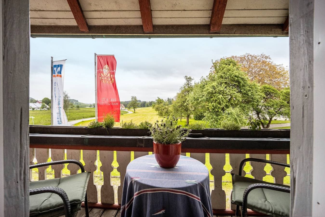 Foto 12 von 34: Ferienwohnung 'Klosterhof Eggenreute' mit Bergblick