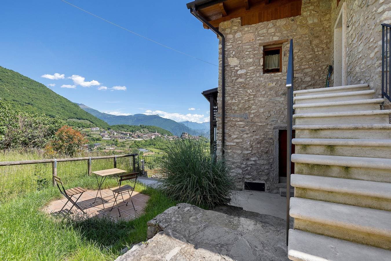 Foto 2 von 32: Casa Zucchelli, Garda Trentino: Burgblick, Privater Garten, bis 8 Personen