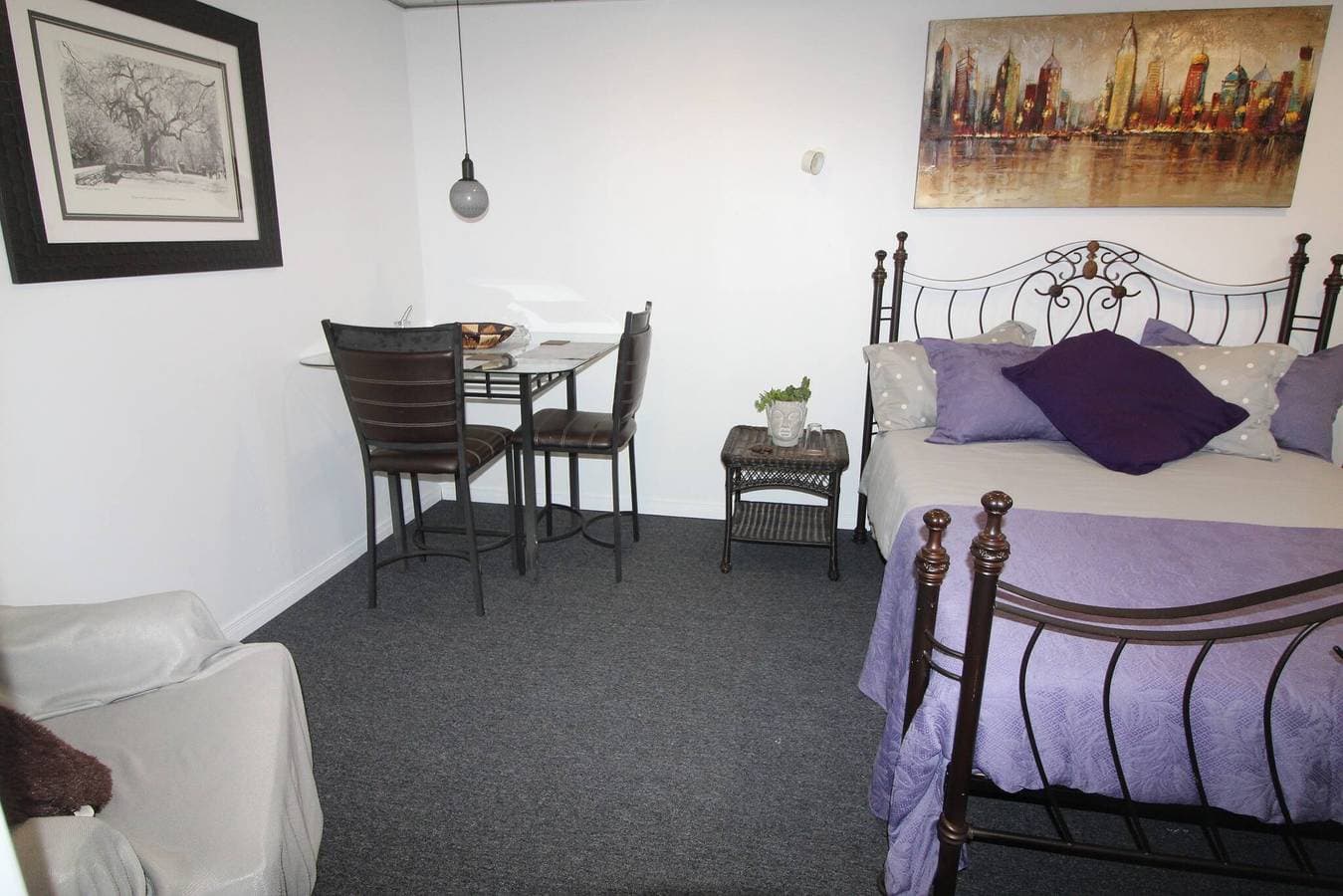 Foto 3 von 29: Großes Luther King-Schlafzimmer, entspanntes, modernes Dekor