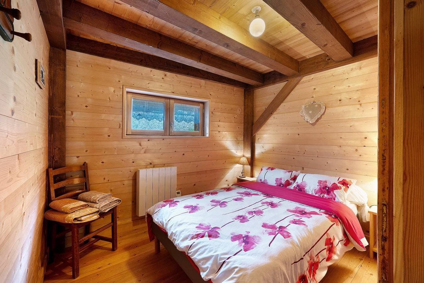 Foto 3 von 24: Gästezimmer im Chalet mit Bergblick, privater Terrasse und Garten