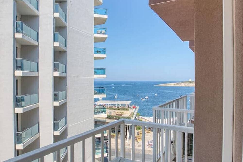 Sun, Sea & Comfort, Qawra Home w/ Stunning Views 1