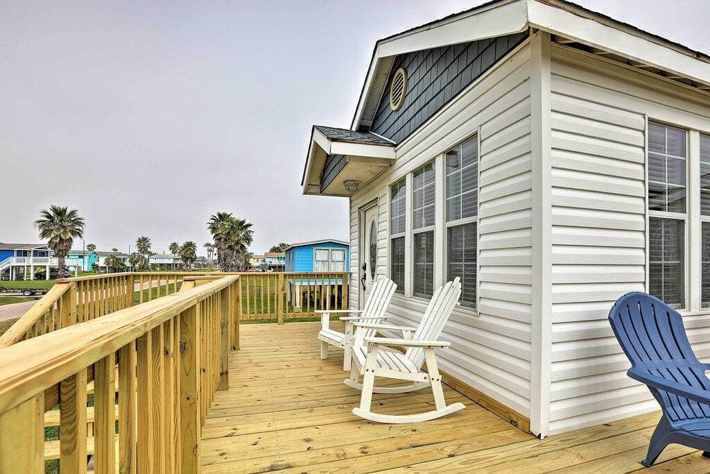 Foto 10 von 24: Neu! Gehobenes Galveston Cottage mit umlaufendem Deck!