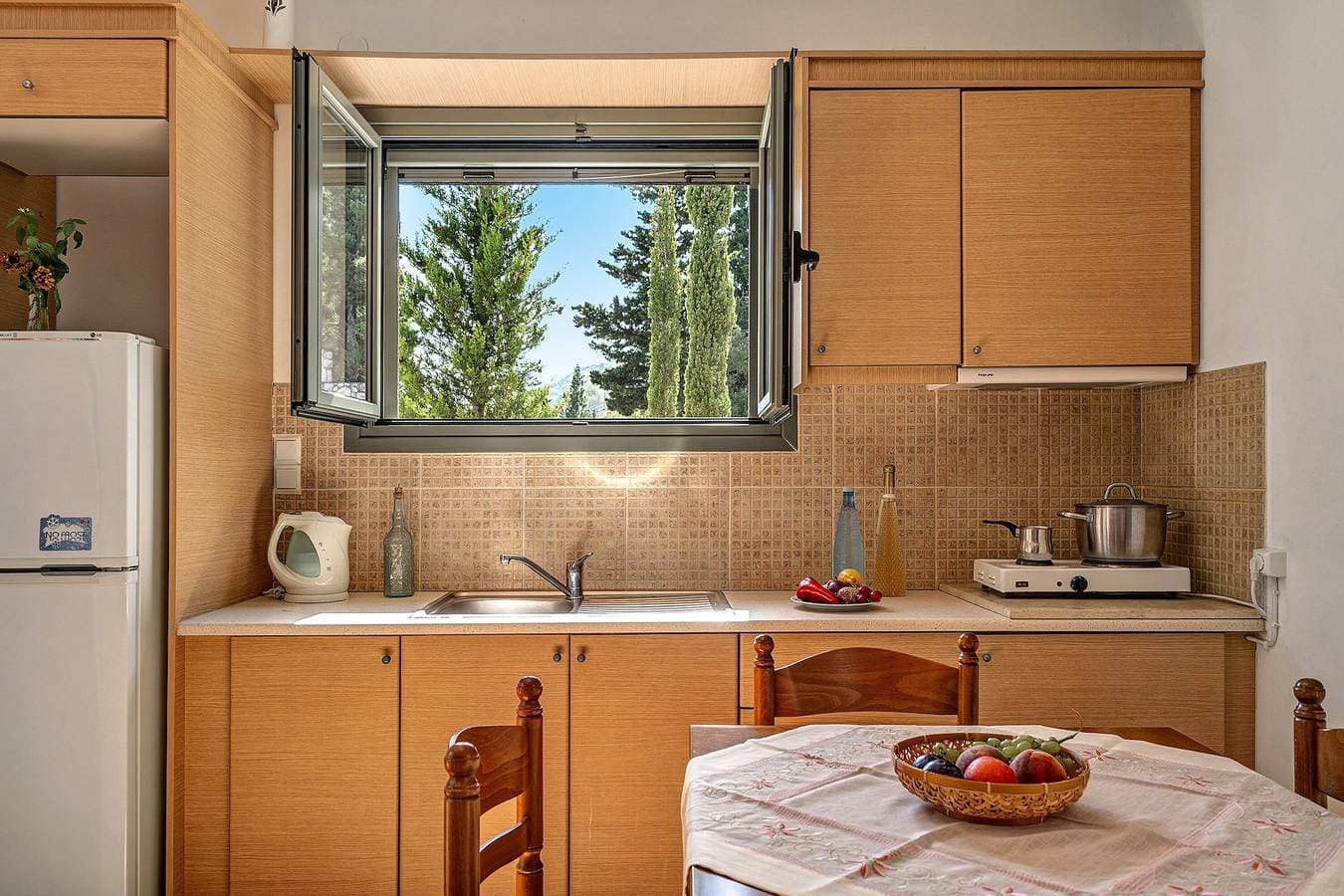 Foto 6 von 22: Ferienwohnung "Alkionides Apartment 1" mit Blick auf den Pinienwald