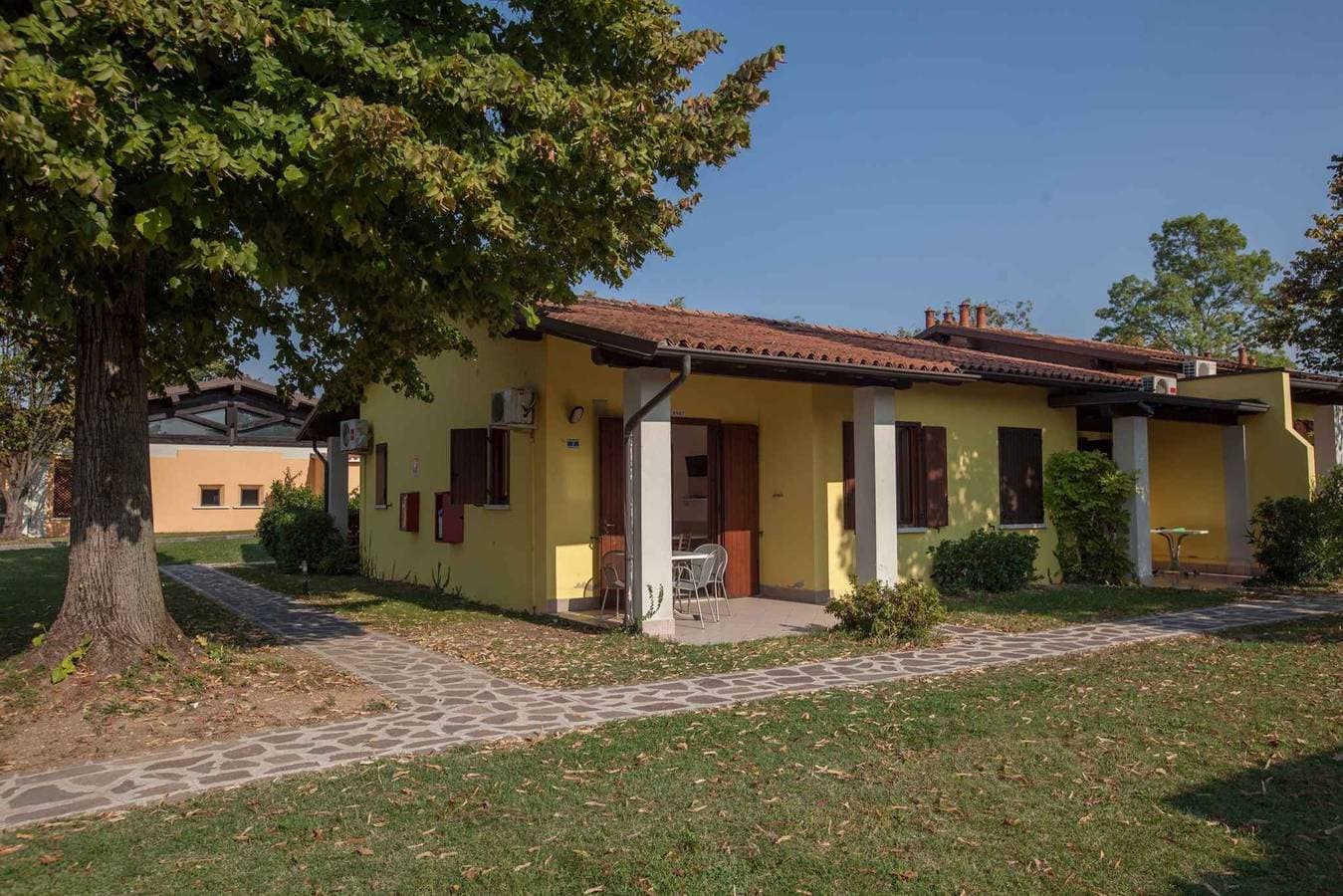 Foto 4 von 27: Bungalow mit Terrasse und Klimaanlage
