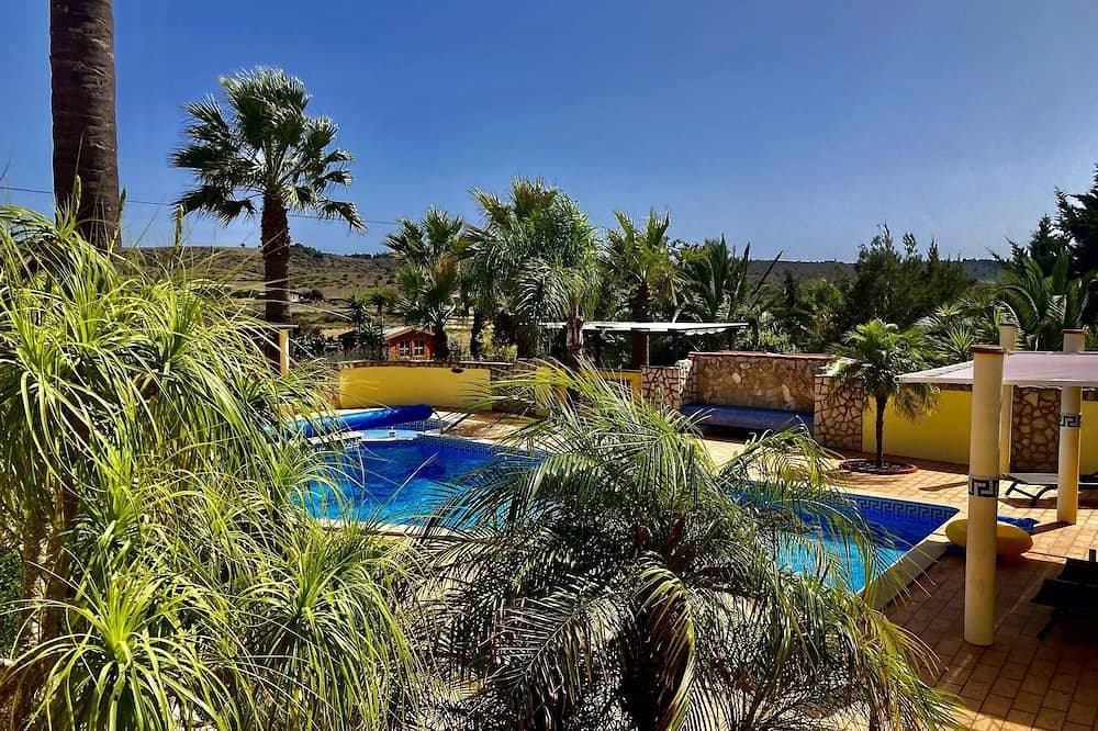 Bungalow with apartment in a quiet location and large pool 1