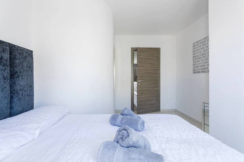 Foto 12 von 29: Terrace & Sea Views - Saint Julian's Spacious 3Br