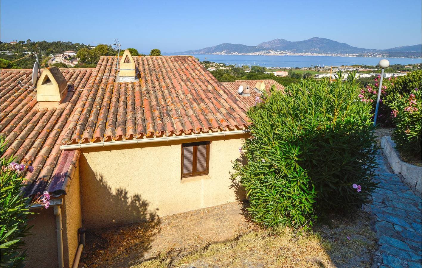 Appartement am Strand mit Pool und Terrasse 1