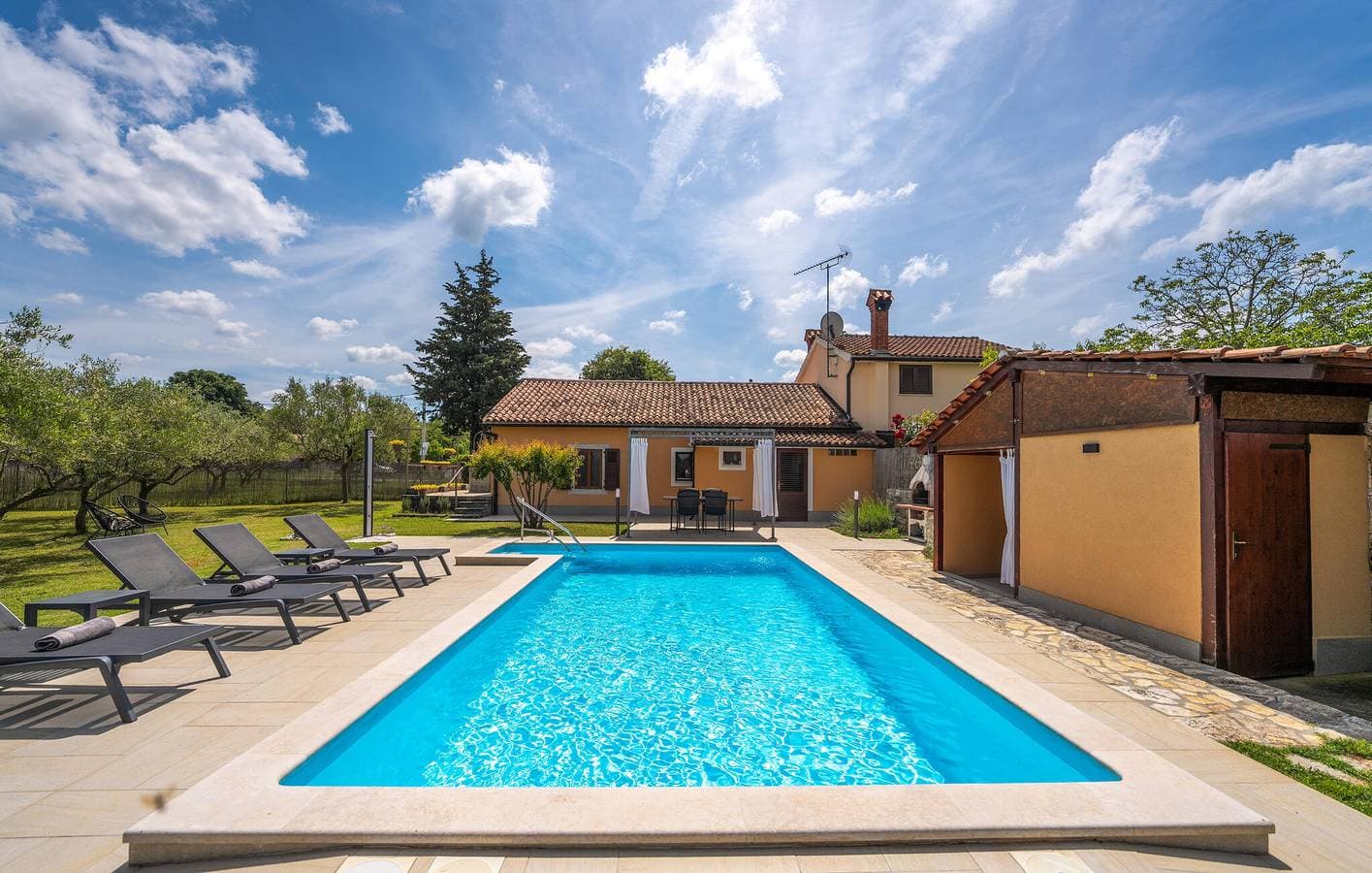 Foto 4 von 27: Modernes Apartment mit einem Schlafzimmer, Pool, Terrasse und WLAN in der Nähe von Labinci