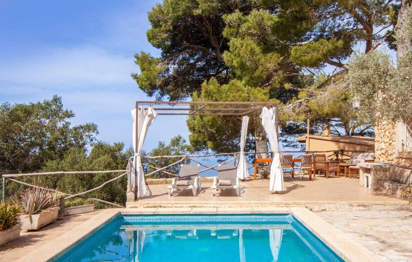 Foto 5 von 36: Rückzugsort mit Meerblick: Terrasse, Pool, Küche & Grill