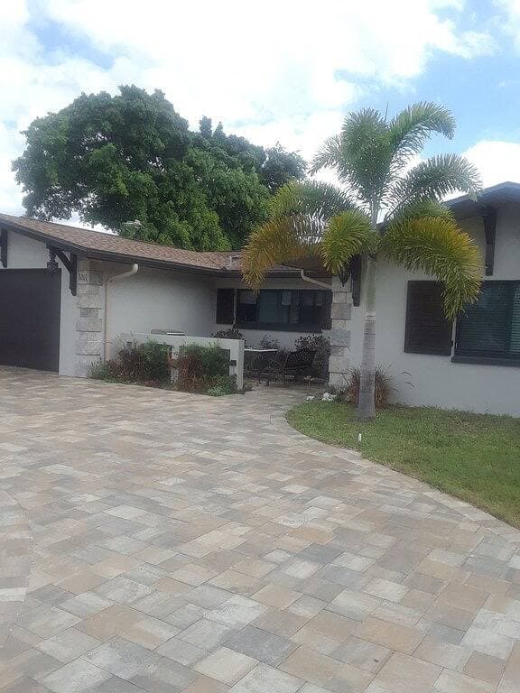 Foto 5 von 17: Clean affordable Vac. rental suite 2 miles to beach 3 priv, rms. Liv, Bed, Bath