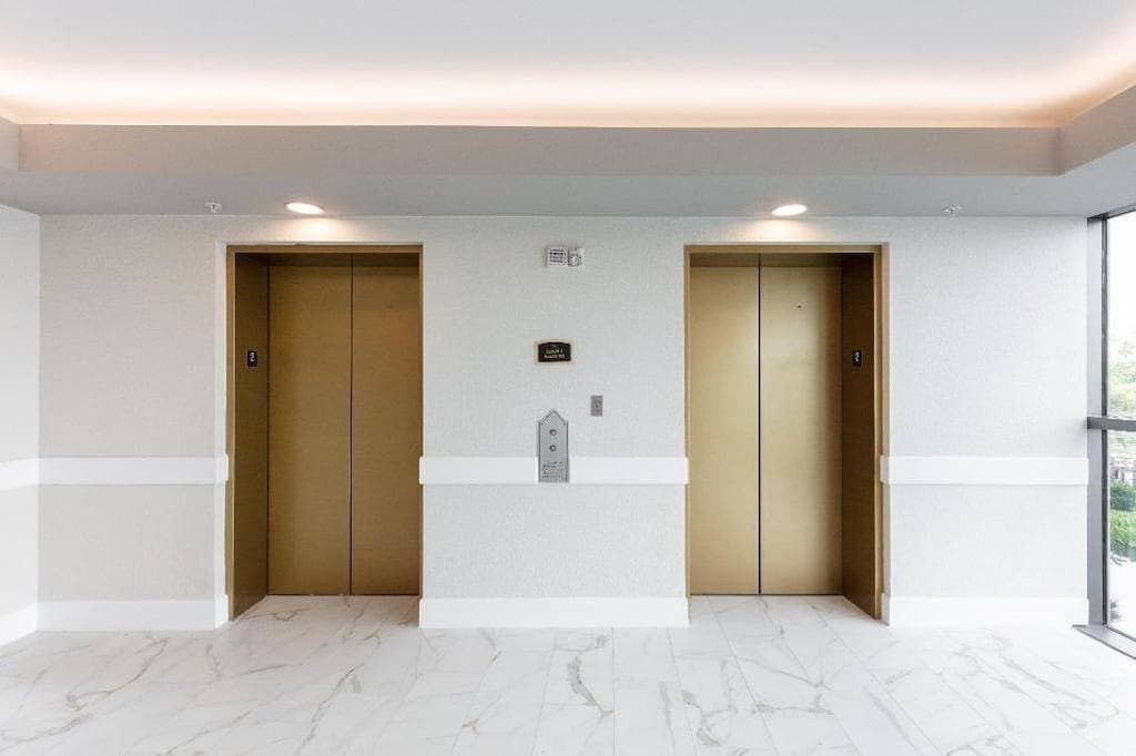 2 Schlafzimmer Eigentumswohnung in Hochhaus Zu Fuß zu Universal 1