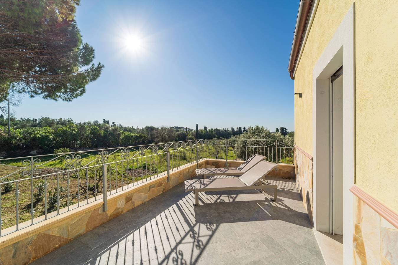 Foto 3 von 30: Ferienhaus "Capriccio Mediterraneo" mit Meerblick, Klimaanlage, Terrasse & Garten