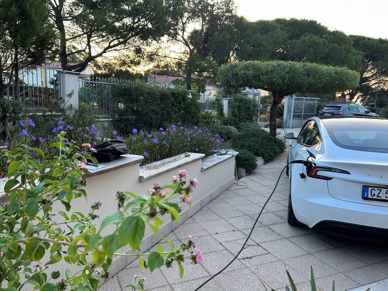 Foto 5 von 48: Villa Luigi, Unterkunft in der Villa, Parkplatz, Wallbox