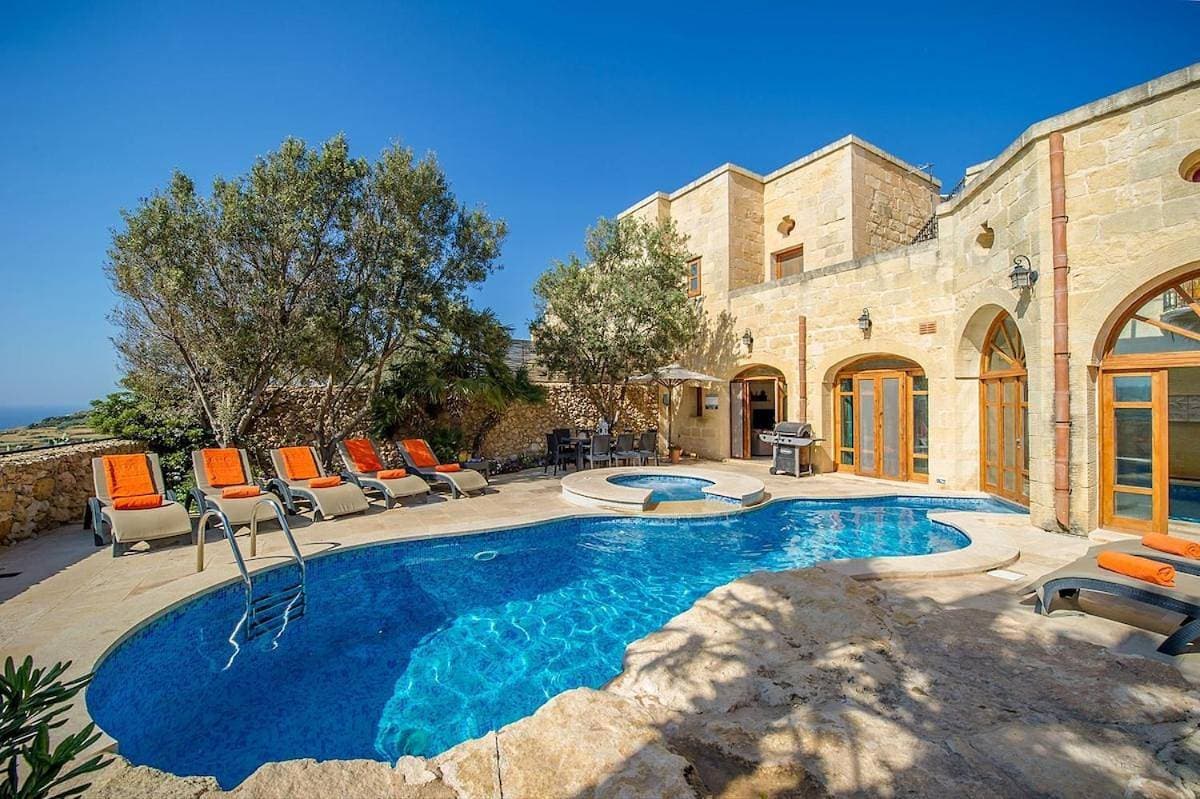 Foto 3 von 5: Villa with Private Pool