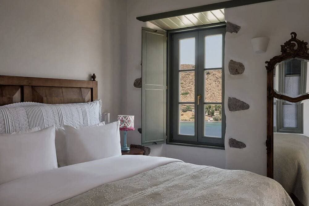 Foto 3 von 23: Endearing Patmos Suite | Phaedra’s Dream Suite | Sea View Room with Plunge Pool