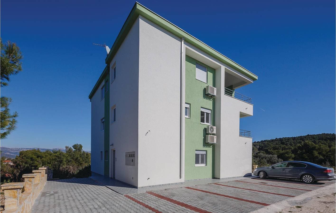 Apartment mit Meerblick, Pool und Terrasse, 2 km vom Strand entfernt 1