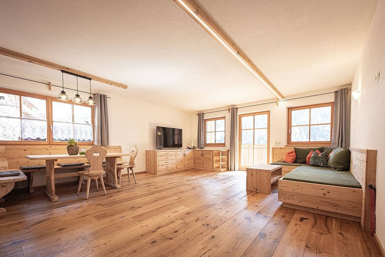 Foto 5 von 10: Ferienwohnung "Kofler Zw Den Wänden Apt Zirm" mit Bergblick, Gemeinschaftsgarten und WLAN