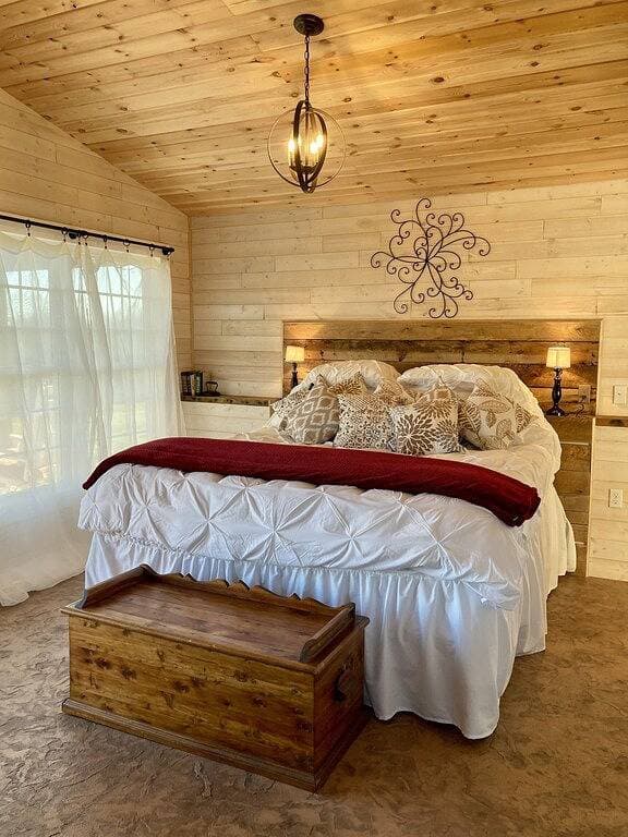 Foto 9 von 32: One room cabin set on our farm for a peaceful getaway.