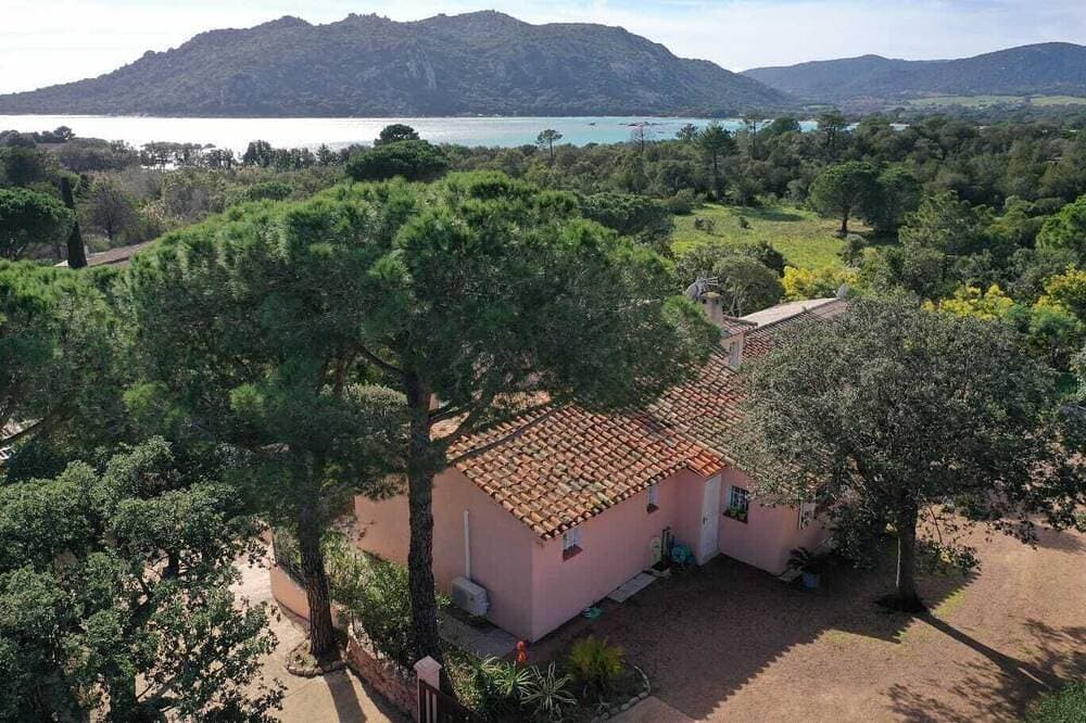 Cosy accommodation, walking distance to the beach, sea-view patio. 1