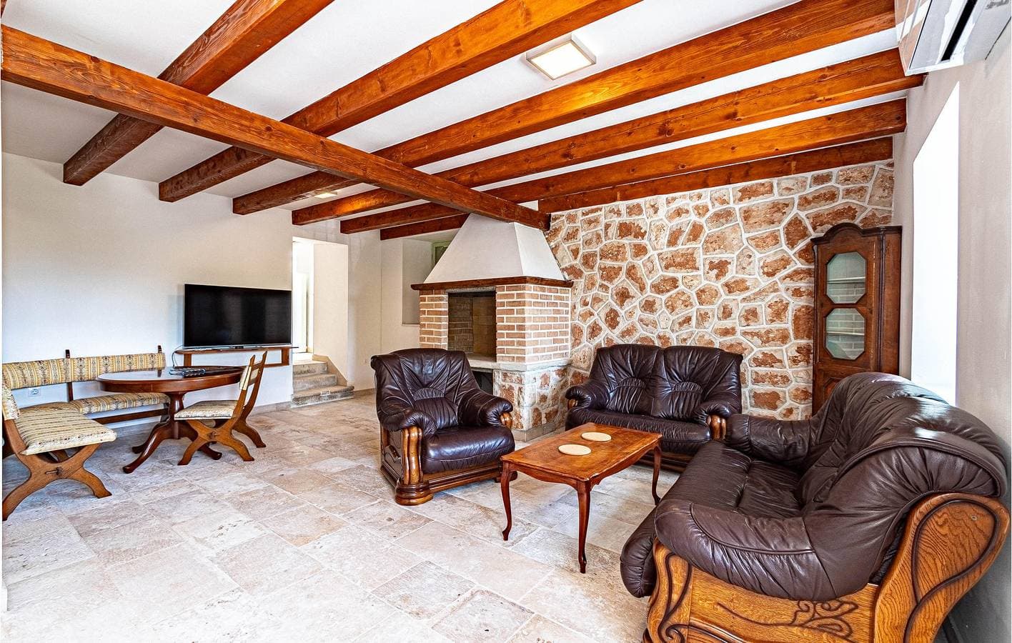 Foto 8 von 45: Moderne 170 m² große Wohnung mit Pool, Terrasse und 2,5 km Entfernung zum Strand